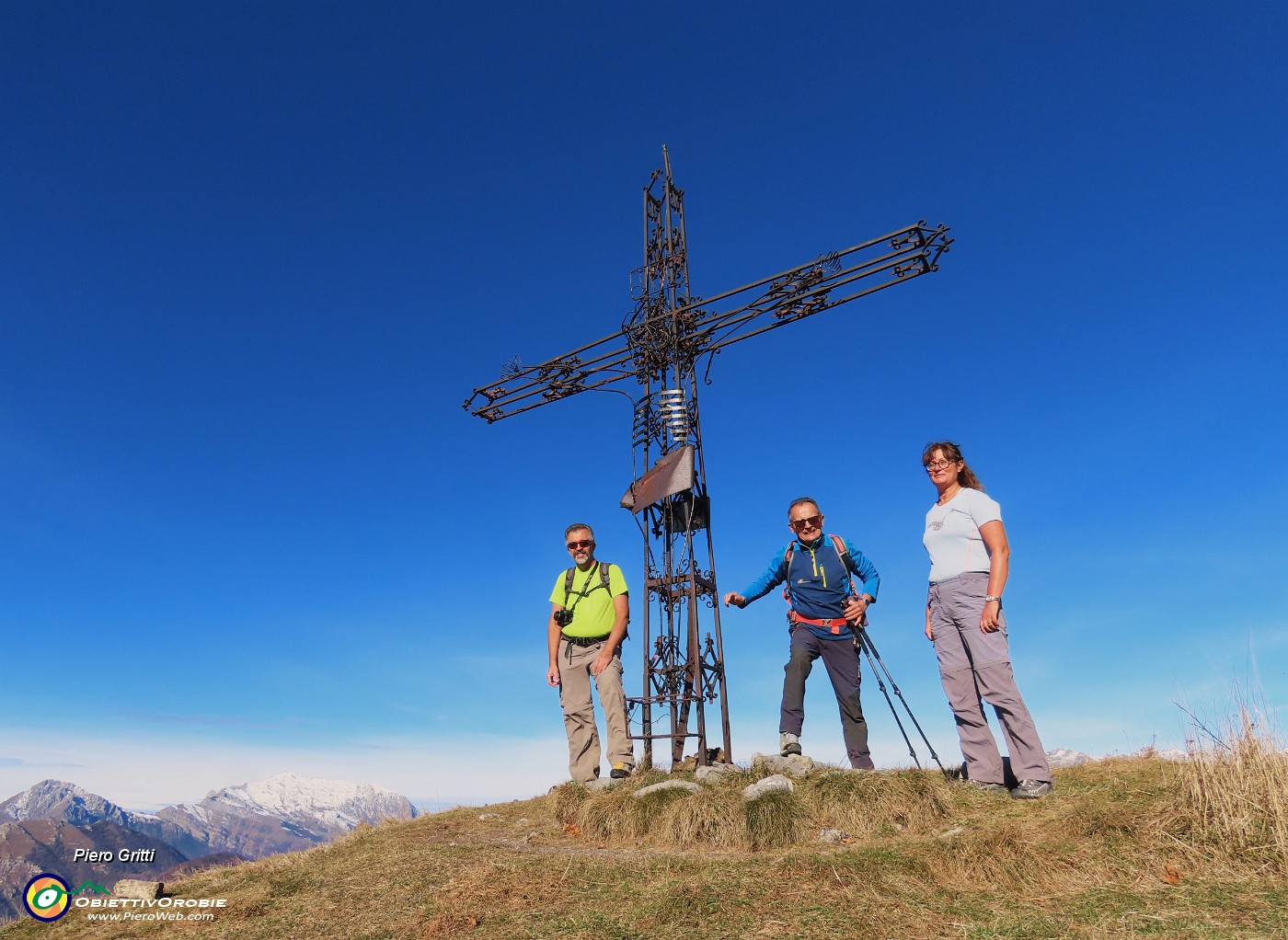 01 Alla croce di vetta dello Zuc de Valmana (1546 m) .JPG